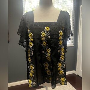 - Flowy black short sleeve top with sheet design. In EUC. Size Med